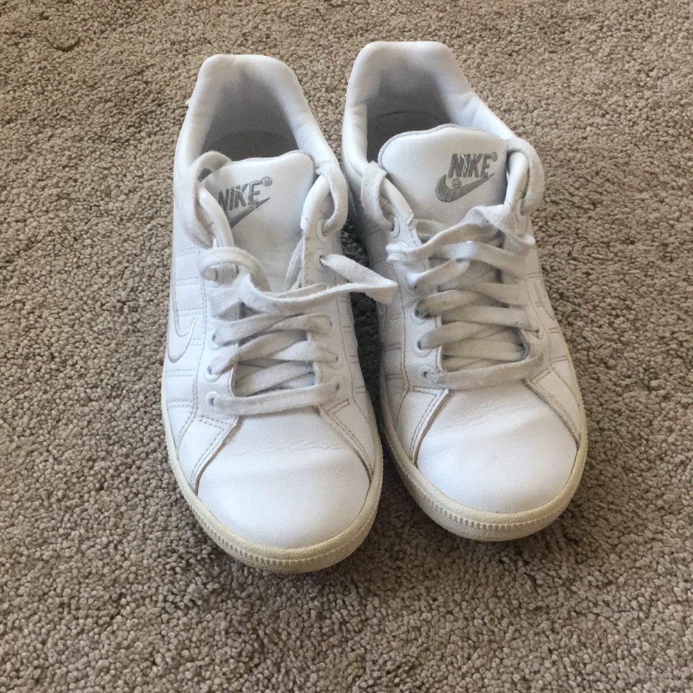 (NIKE) White, Nike sneakers/tennis shoes